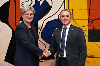 Ignazio Cassis avec son homologue australienne Penny Wong devant une oeuvre de l'artiste chaux-de-fonnier Le Corbusier à l'intérieur du parlement à Canberra.